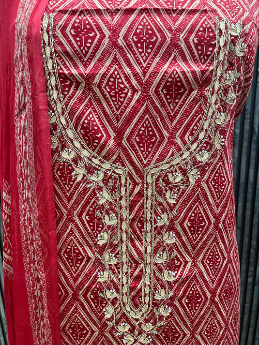 Cotton suit with work on the neck