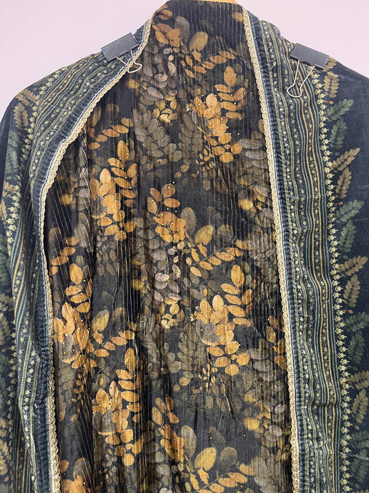 Printed velvet suit with velvet stall