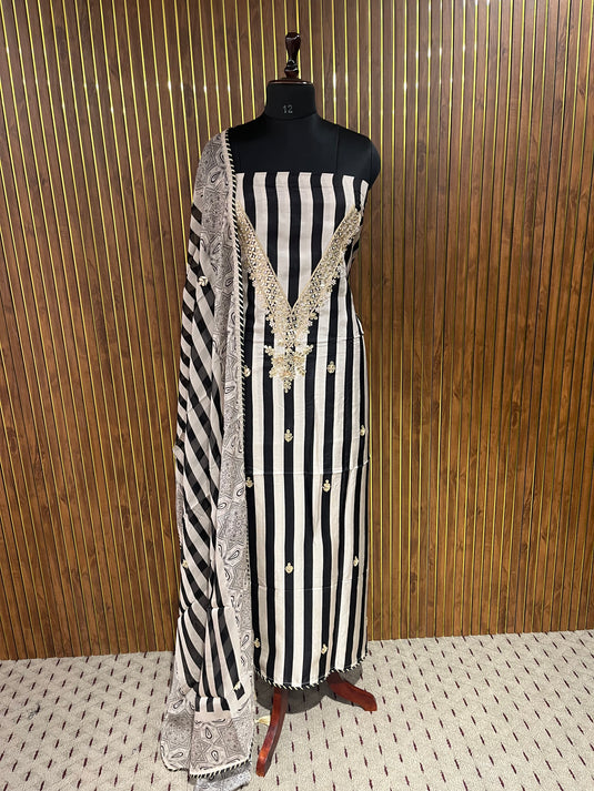 V neck suit paired up with organza duputta