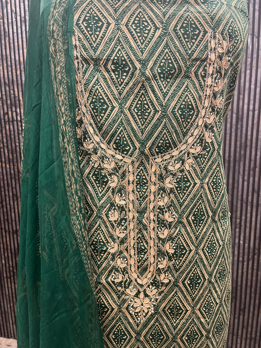 Cotton suit with work on the neck