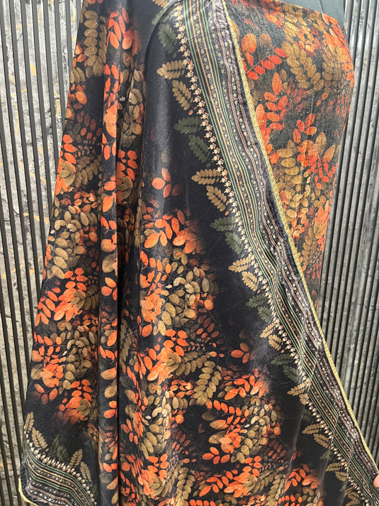 Printed velvet suit with velvet stall