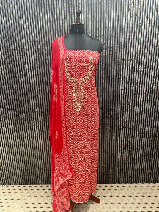 Cotton suit with work on the neck