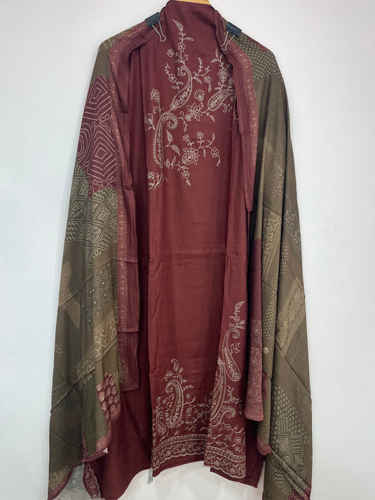 Pashmina suit with pashmina stall